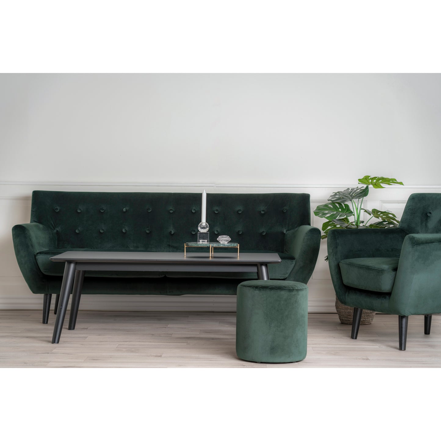 Monte 3 Personers sofa i mørkegrøn velour med sorte ben (En lille rids i stoffet uden betydning)