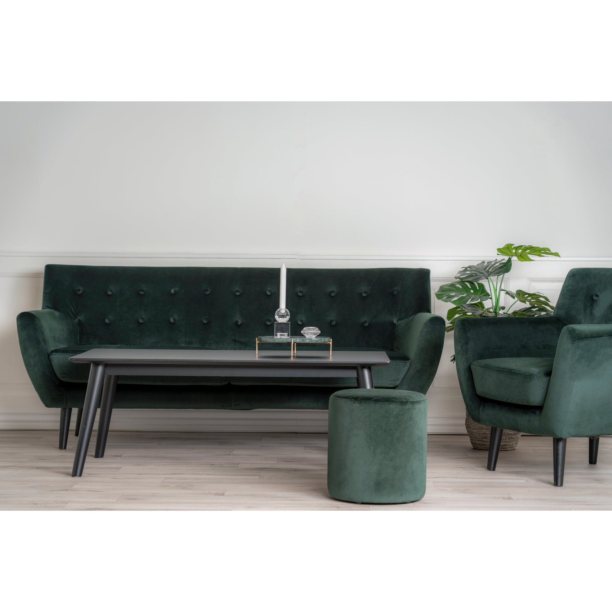 Monte 3 Personers sofa i mørkegrøn velour med sorte ben (En lille rids i stoffet uden betydning)