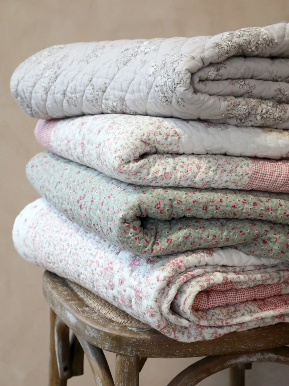 Chic Antique - Quilt m. blomsterprint & blondebånd