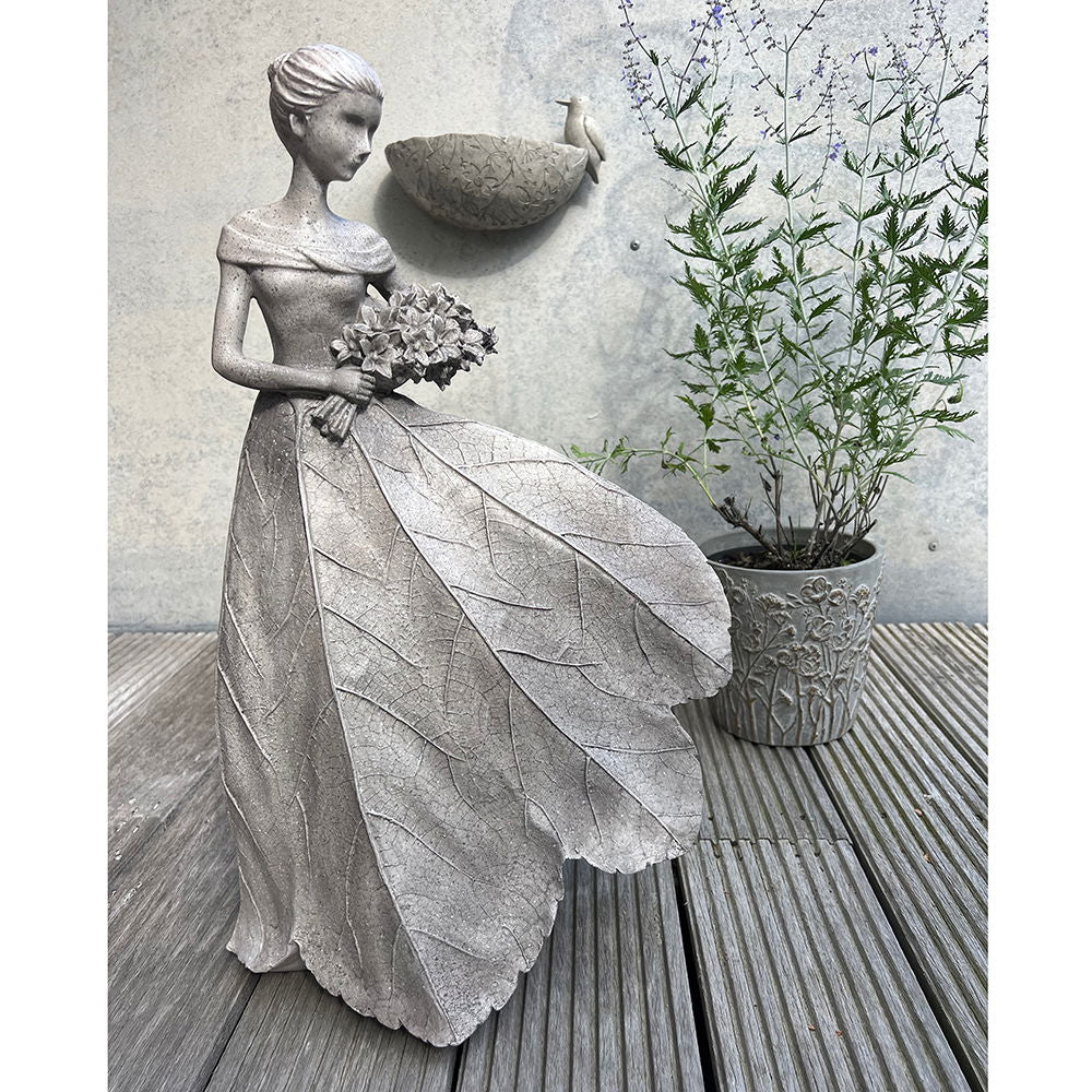 La Vida - Kvinde stående m. buket