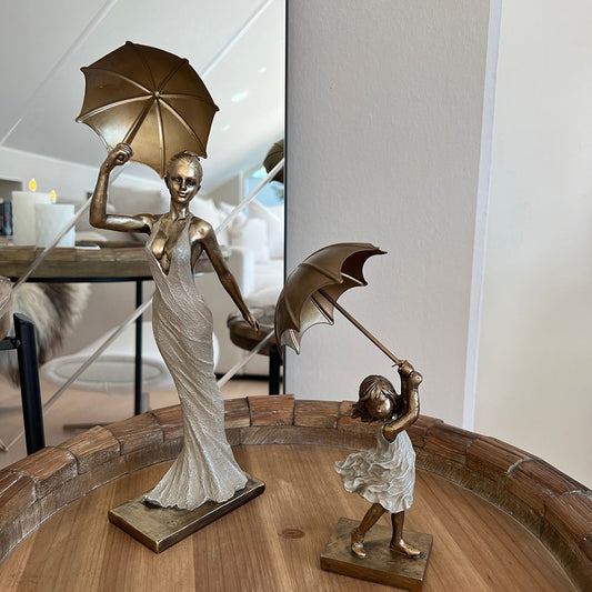 La Vida - Kvinde m. paraply og Lille pige med paraply