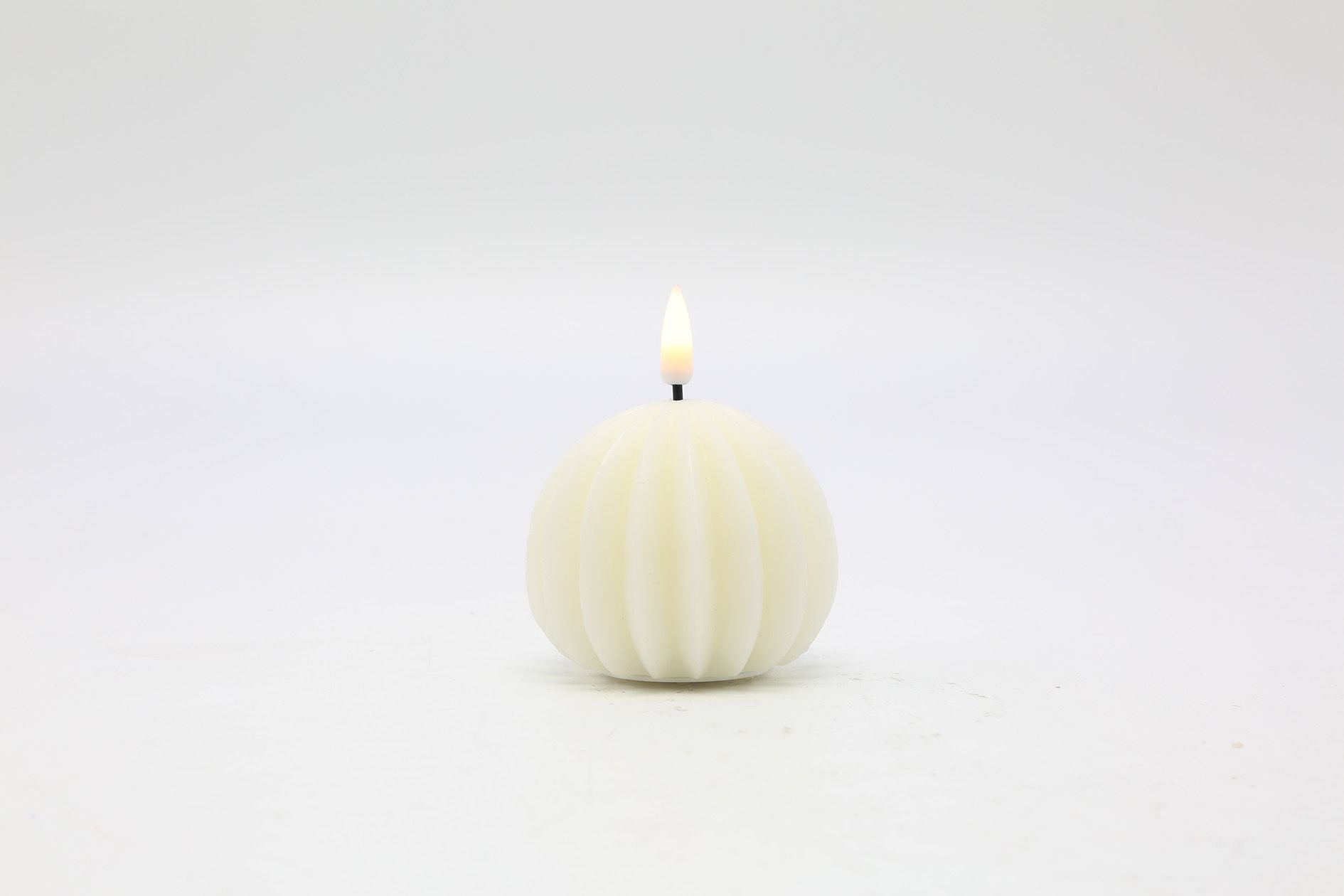 Deko Florale Kugleformet LED-lys med Riller, Creme, Ø10xH9 cm