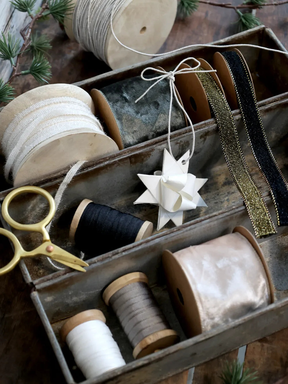 Chic Antique - Bånd m. glimmer  guld  MATERIALE: Polyester