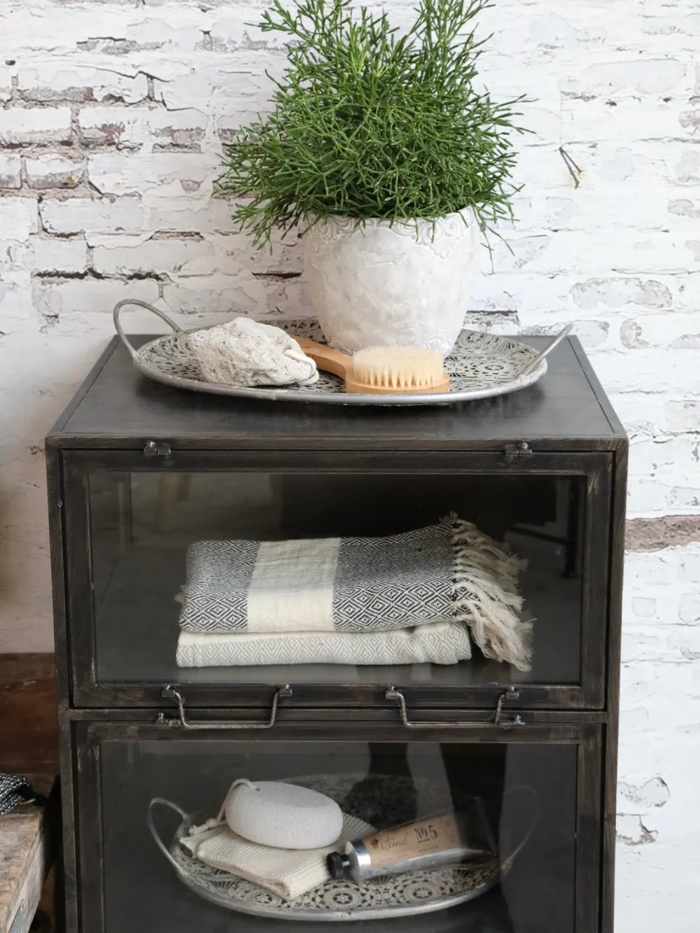 Chic Antuque - Factory Kommode m. 4 glas låger antique sort