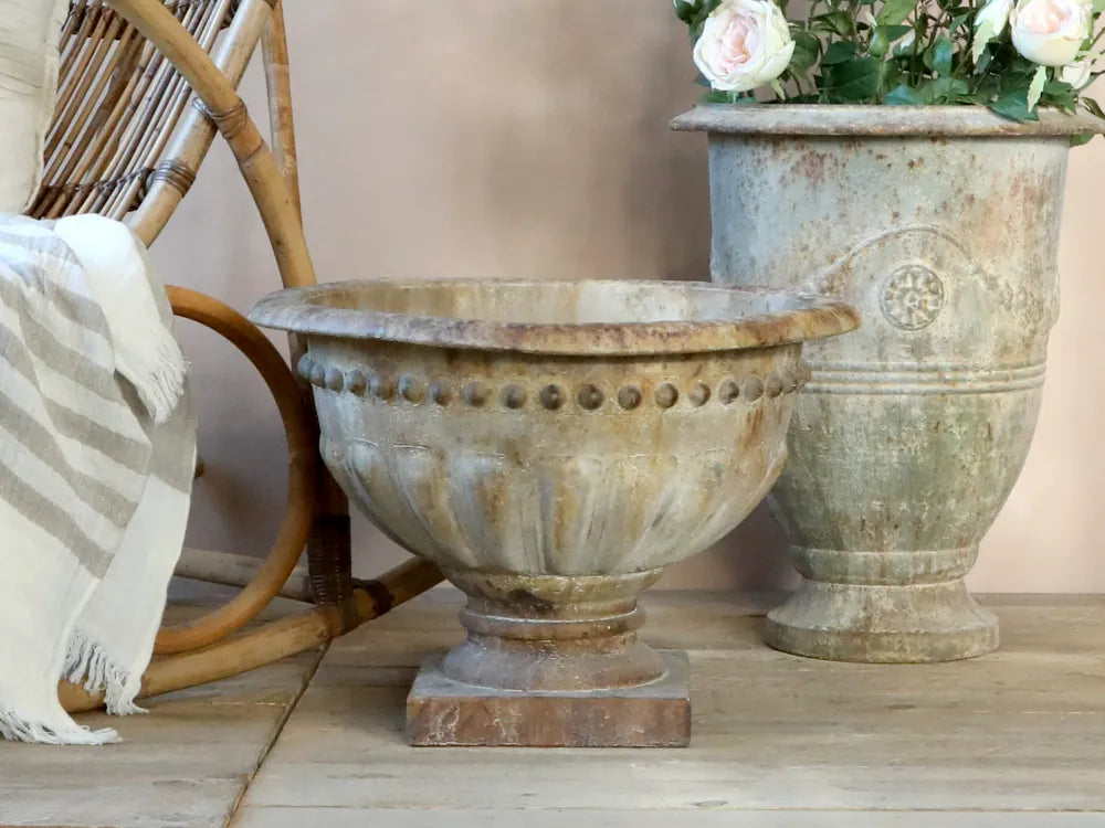 Chic Antique - Skjuler på fod m. dekor, til dekoration