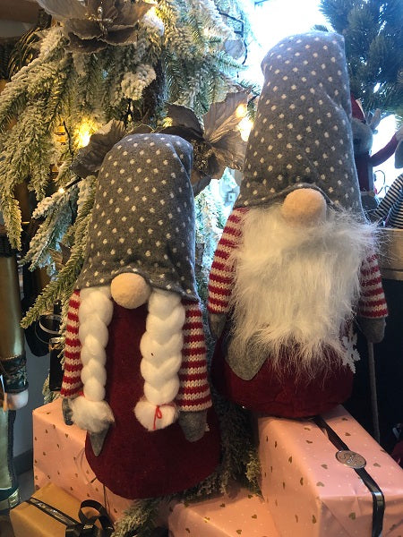 Godtbergsen - Nissemor m/ grå hue og fletninger 50 cm