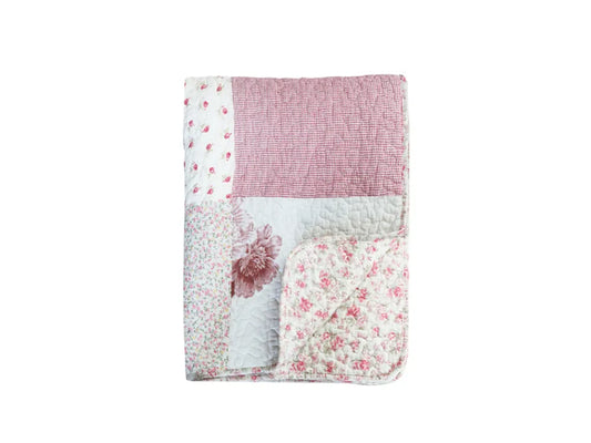 Chic Antique - Quilt m. blomsterprint & blondebånd