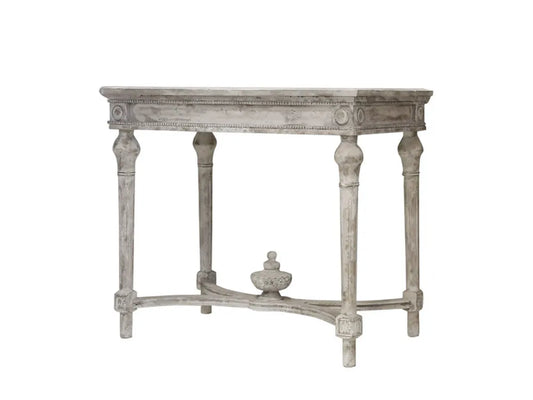 Chic Antique - Table with decor
